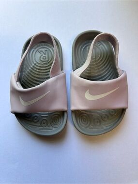 Nike Kawa Girl’s Toddler Lavender slide sandals 4C